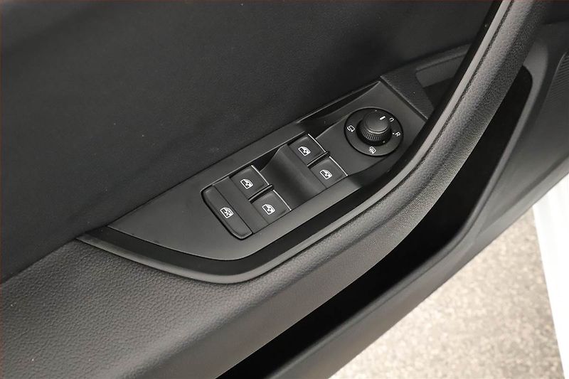 Škoda Superb (2016) Style 2.0 TDI, Navi, Bi-Xenony - fotka 9 z 19