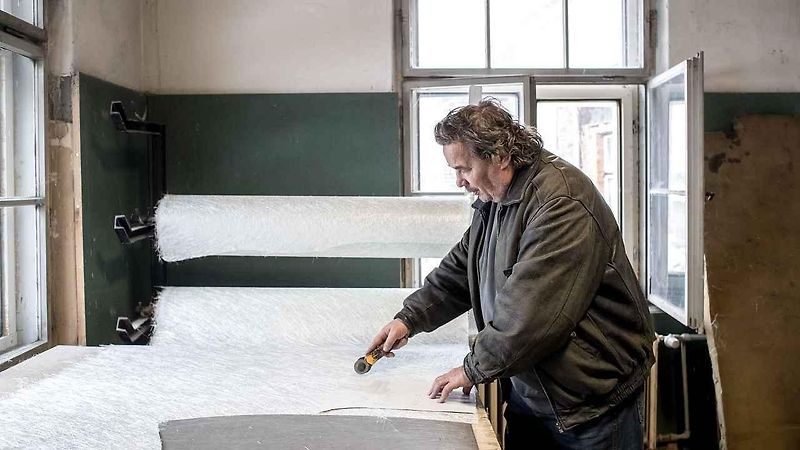 Auta jsou vesměs s karosériemi veselých barev
