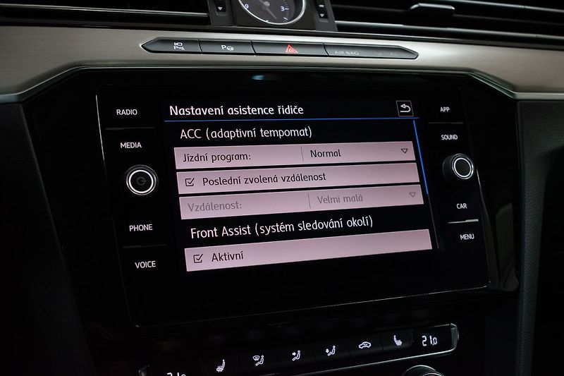 Volkswagen Passat 2.0 TDI 110*DSG*KAMERY360*ACC* - fotka 29 z 43