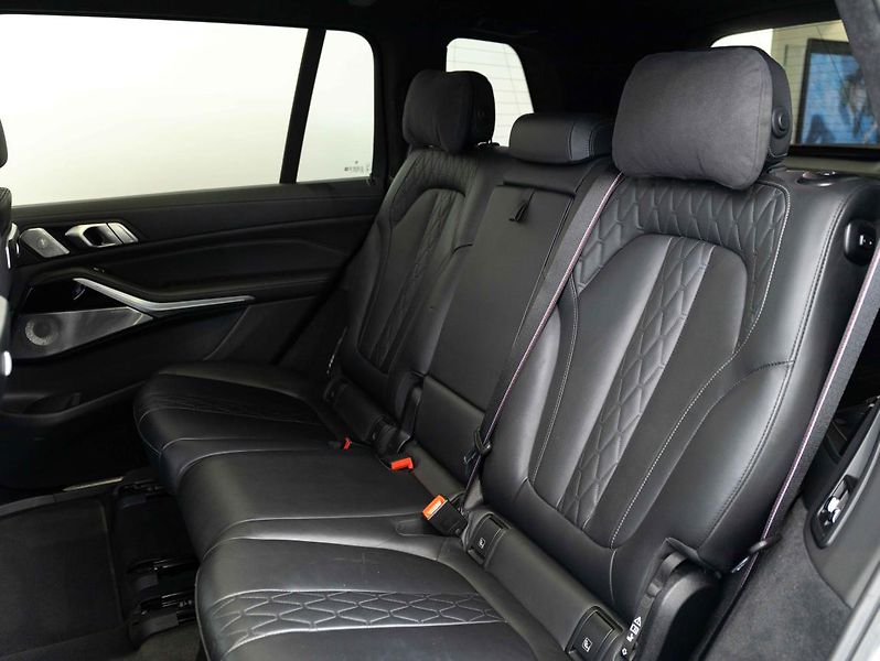 BMW X7 M60i xDrive - fotka 21 z 22