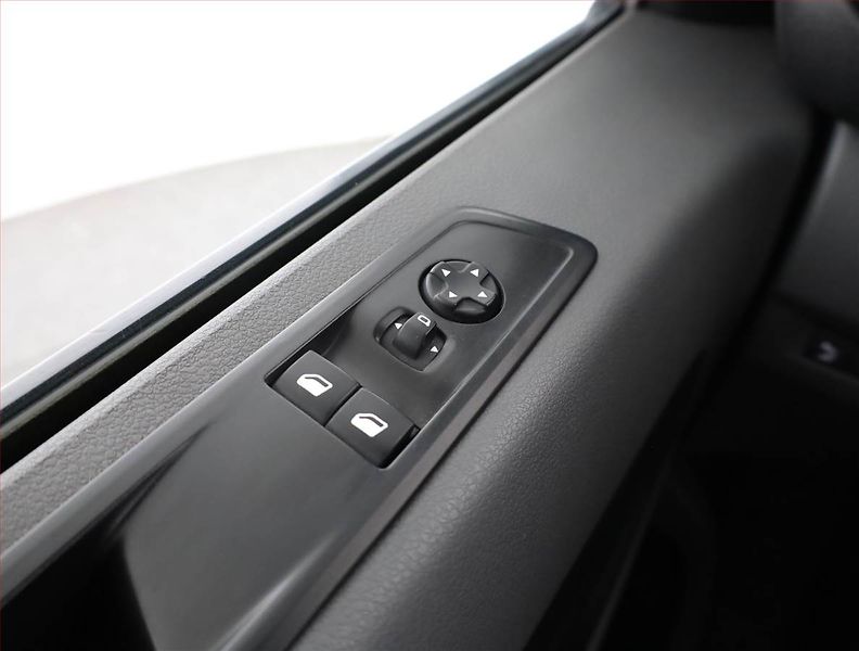 Peugeot Expert (2019) 2.0 BlueHDi, Bus, 8Míst, ČR - fotka 12 z 18