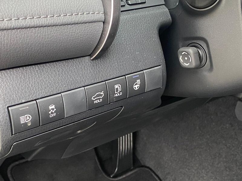 Toyota Camry 2,5 Hybrid Executive - fotka 17 z 30