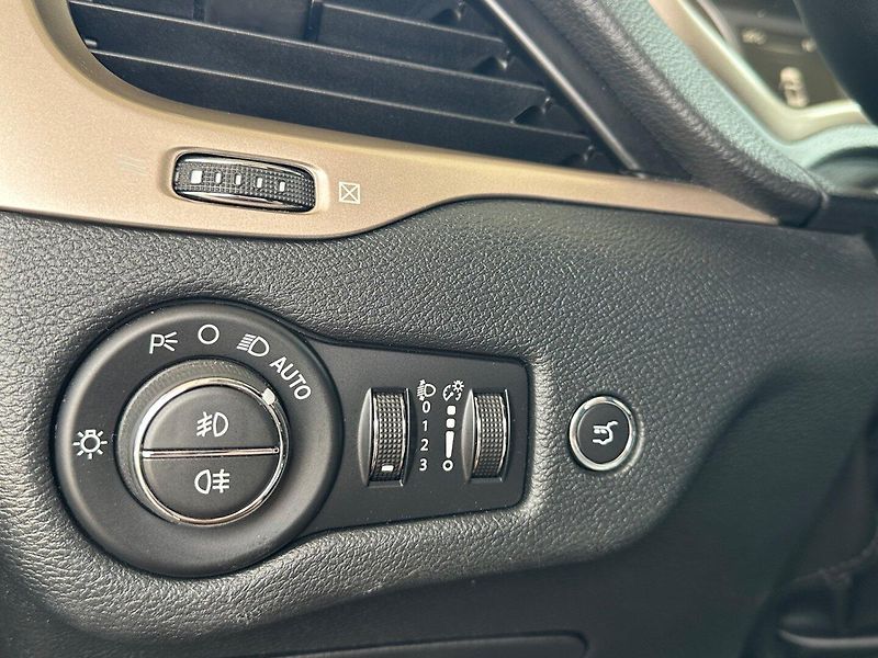 Jeep Cherokee (2017) 2.0D NAVI,VÝHŘEV SED, ČEŠTINA - fotka 11 z 17