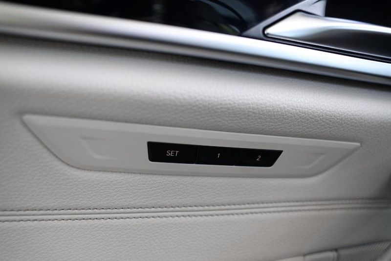 BMW Řada 5 530d xDrive Touring - fotka 32 z 33