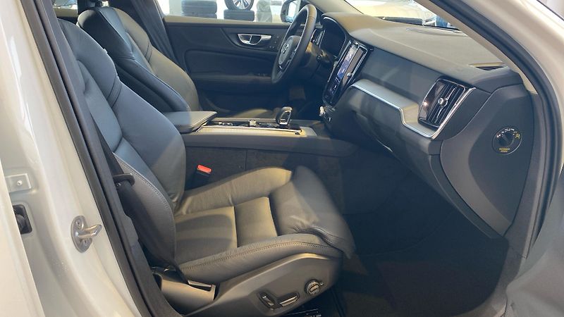 Volvo V60 (2026) PLUS DARK, B4, 145+10 kW / 197 - fotka 14 z 14