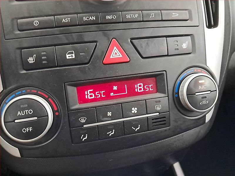 Kia Ceed (2011) 1.6 CVVT, po STK, jezdí dobře - fotka 19 z 19