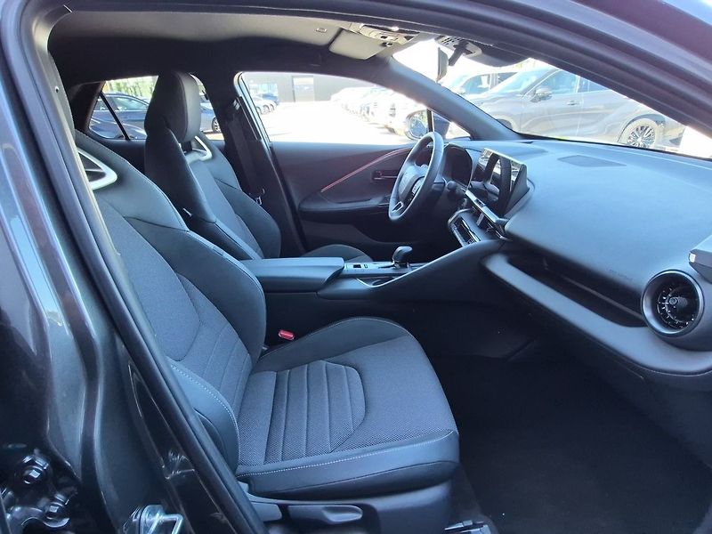 Toyota C-HR (2025) 2.0 HEV AWD Executive - fotka 11 z 29