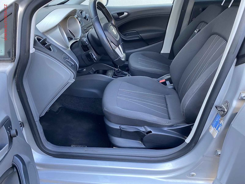 Seat Ibiza (2012) 1.4i, Style, AC, tempo - fotka 9 z 16