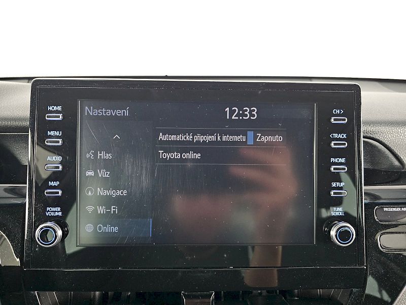 Toyota Camry (2023) 2.5HEV 218k PRESTIGE - fotka 18 z 32