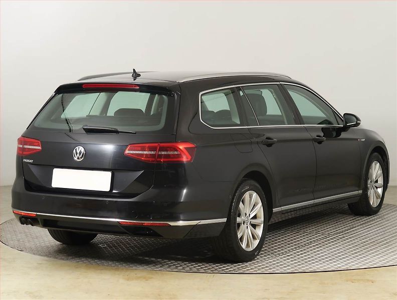 Volkswagen Passat (2018) 2.0 TDI, 4X4, Automat, Kůže - fotka 5 z 19