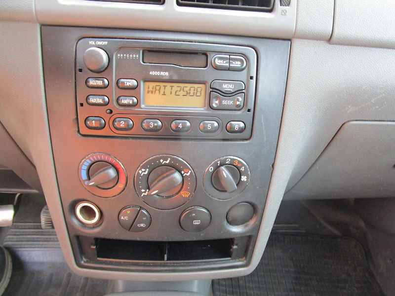 Ford Transit Connect 1,8D-55KW-KEMPOVÁ ÚPRAVA - fotka 13 z 15