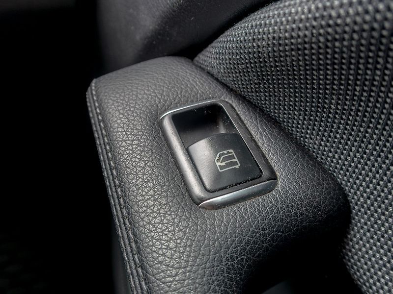 Mercedes-Benz GLA (2017) 200D 100KW LED – PO SERVISU - fotka 32 z 48