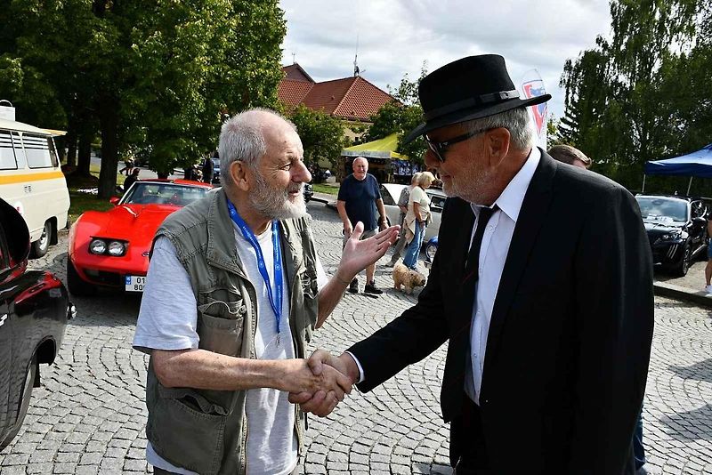 Na tradiční Lidický okruh dorazily desítky historických automobilů a motocyklů, které obdivovali návštěvníci z Kladna i širokého okolí.