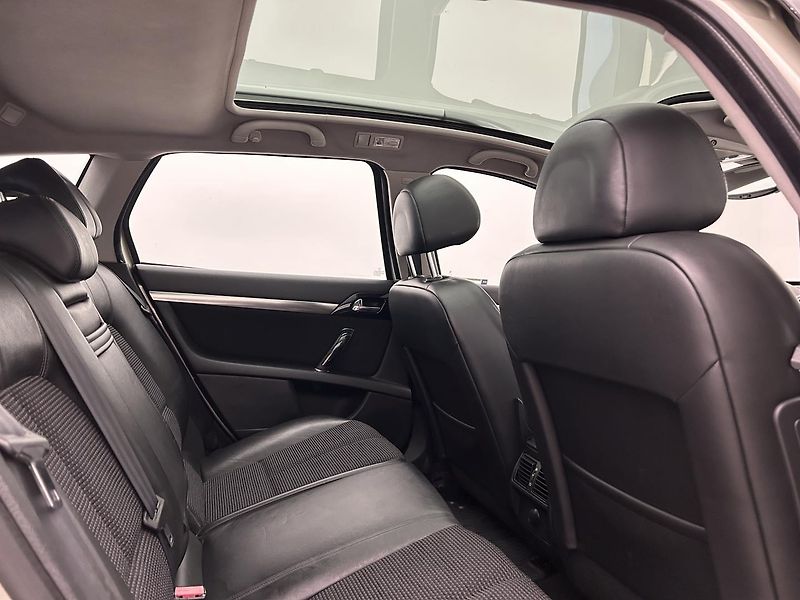 Peugeot 407 2.2 HDI - fotka 18 z 22