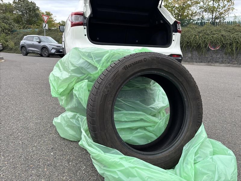 Nissan Qashqai 1,3 DIG-T Acenta VÝHŘEV KAMERA - fotka 32 z 37