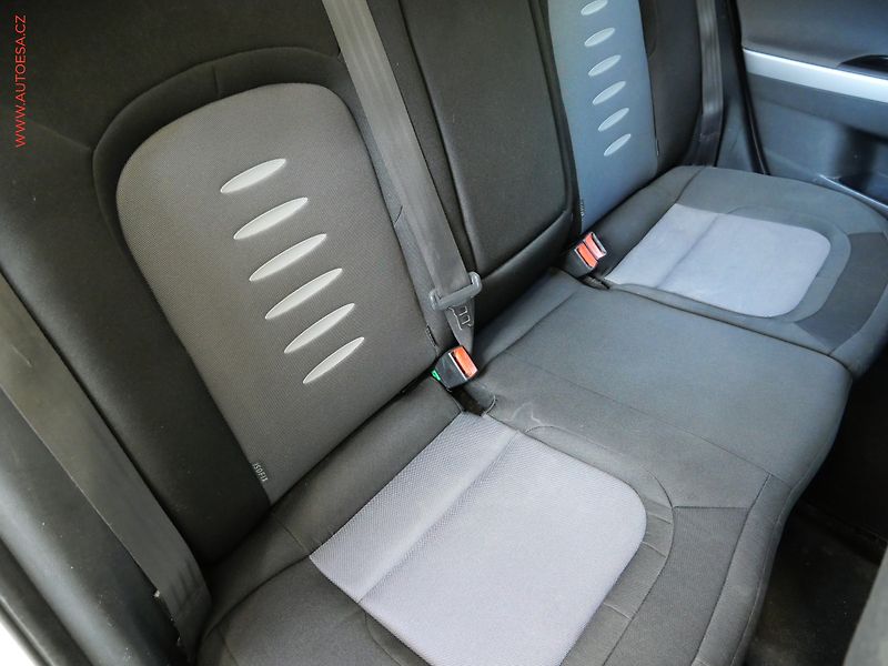 Kia Ceed (2013) 1.6GDi, ČR, AC, park.čidla - fotka 11 z 22
