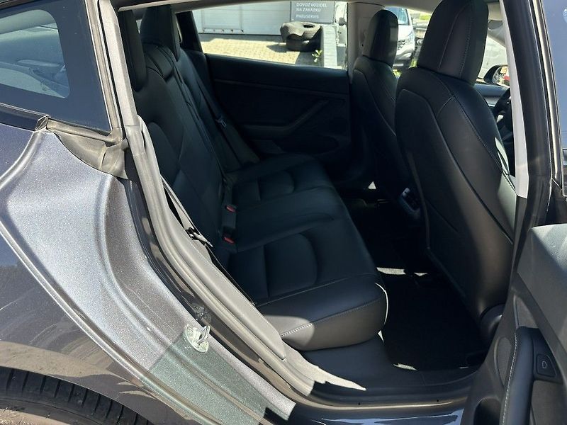 Tesla Model 3 Performance Dual AWD - fotka 21 z 28