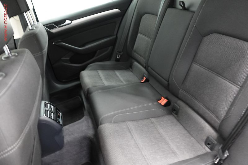 Volkswagen Passat (2015) 2.0 TDi, Comfortline, panor - fotka 10 z 21