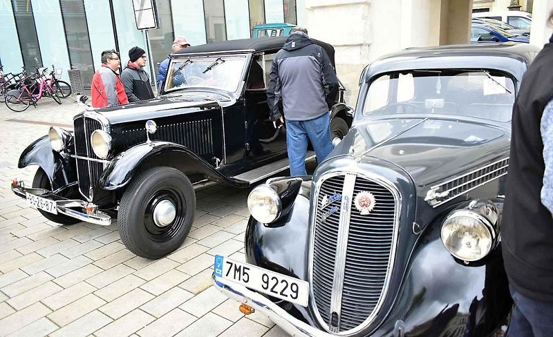 Tradiční sraz autoveteránistů na náměstí T. G. Masaryka v Prostějově. 18. května 2025