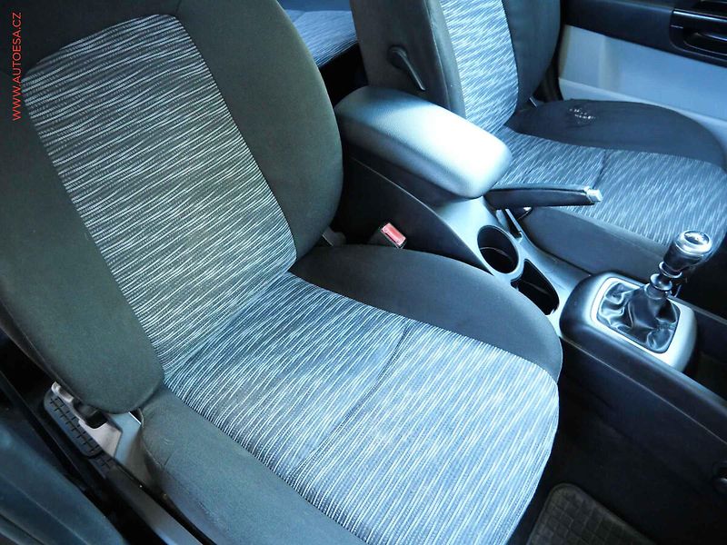Kia Ceed (2009) 1.4CVVT, ČR, AC, park.čidla - fotka 11 z 20