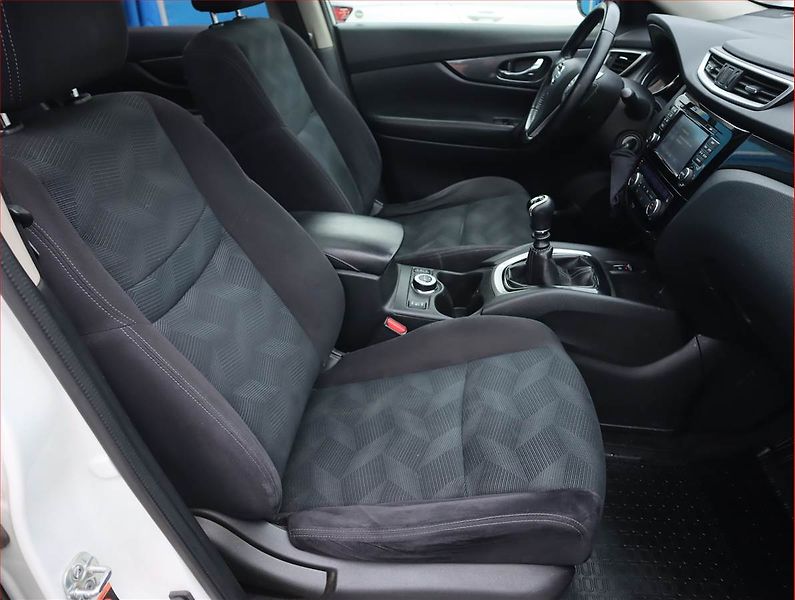 Nissan X-Trail (2015) Tekna 1.6 dCi, 7 míst - fotka 9 z 23