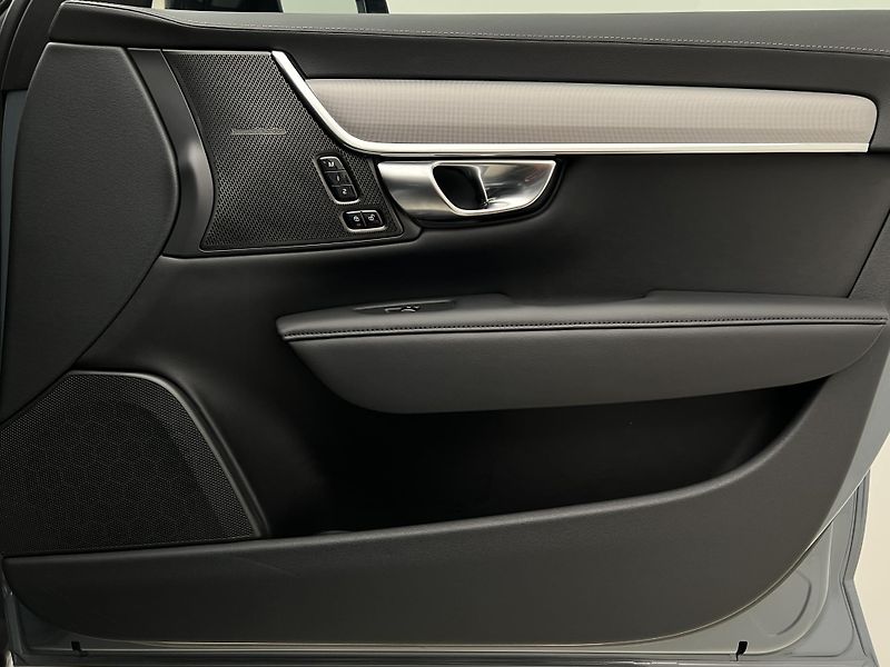 Volvo V90 T6 AWD RECHARGE DARK PLUS - fotka 45 z 46