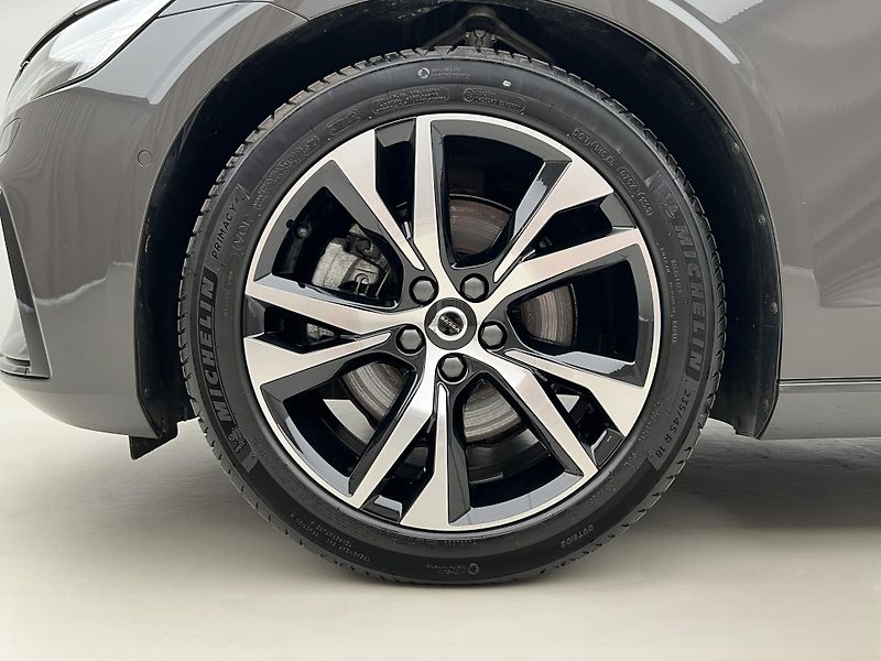 Volvo V60 B4 DARK PLUS AUT - fotka 15 z 42