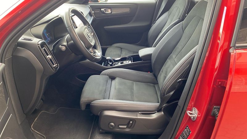 Volvo XC40 PLUS DARK, B4 AWD, 145+10 kW / - fotka 5 z 38