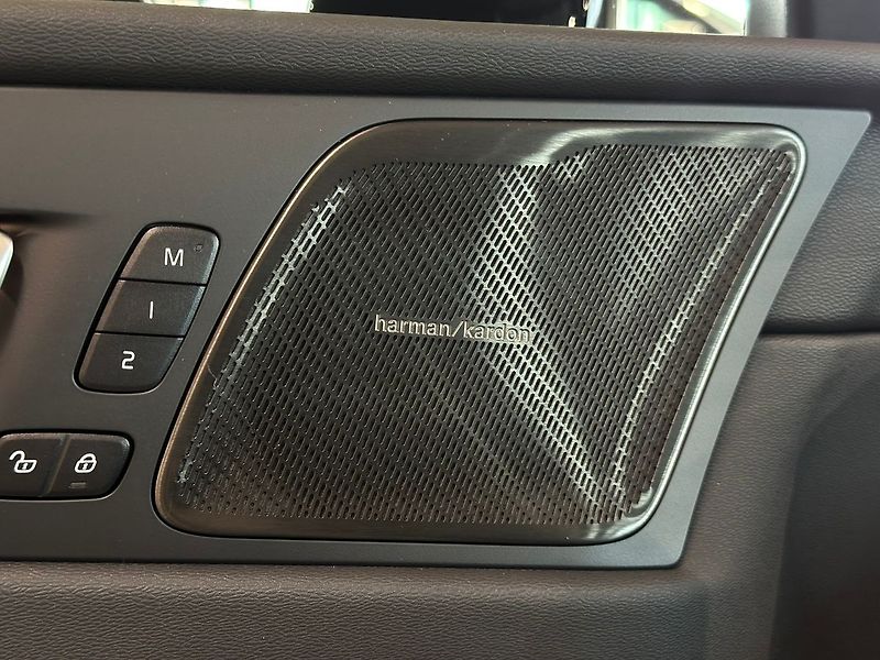 Volvo XC60 T8 PLUS Dark, Ventilace, 360° - fotka 18 z 35
