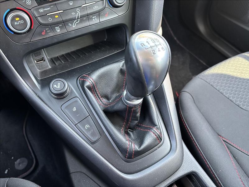 Ford Focus 1,5 Race Red 110 kW - fotka 29 z 32