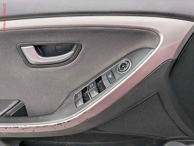 Hyundai i30 (2015) 1.6 GDi, ČR, AC, temp - fotka 12 z 14