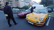 Účastníci Prague Carlsbad Classic a jejich vozy v sobotu večer před Grandhotelem Pupp.