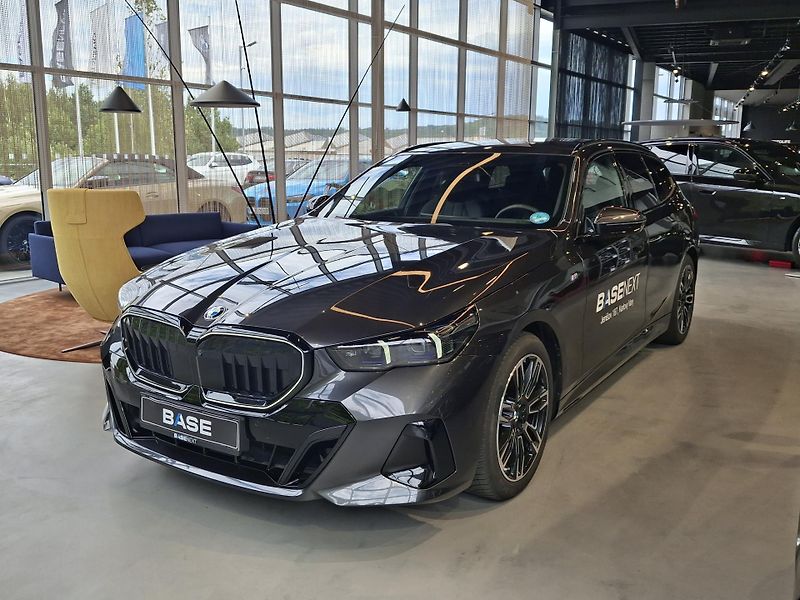 BMW Řada 5 540d xDrive Touring M-Sport  - fotka 3 z 27