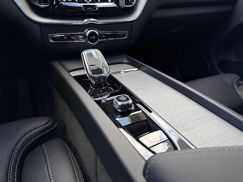 Volvo XC60 T8 AWD RECH.*ULTRA DARK + kola - fotka 24 z 51