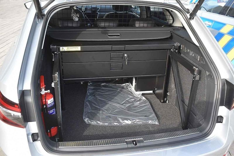 Nové Superby si policisté převzali přímo v areálu automobilky