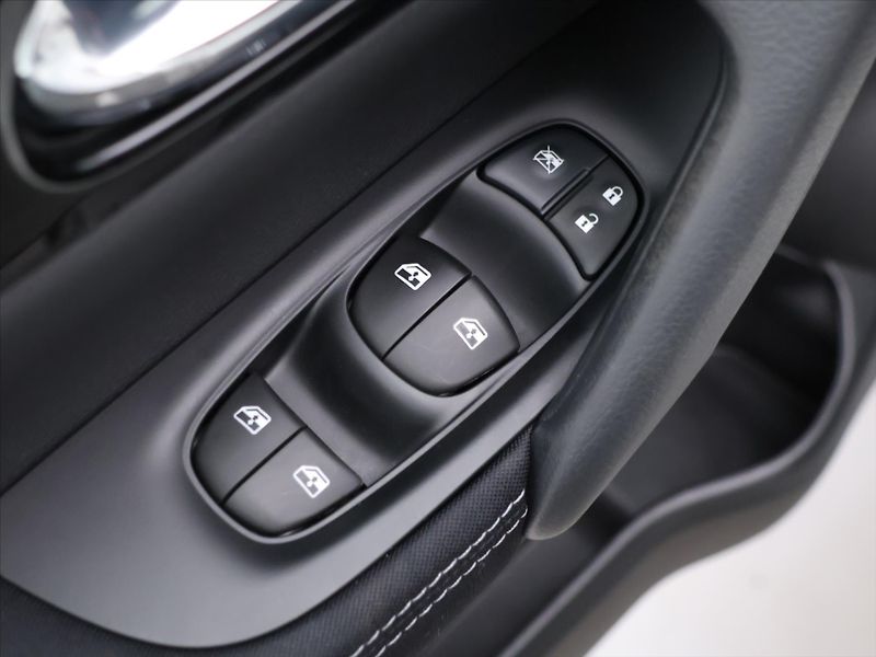 Nissan Qashqai 1,3 DiG-T Acenta CZ 1.Maj - fotka 15 z 37