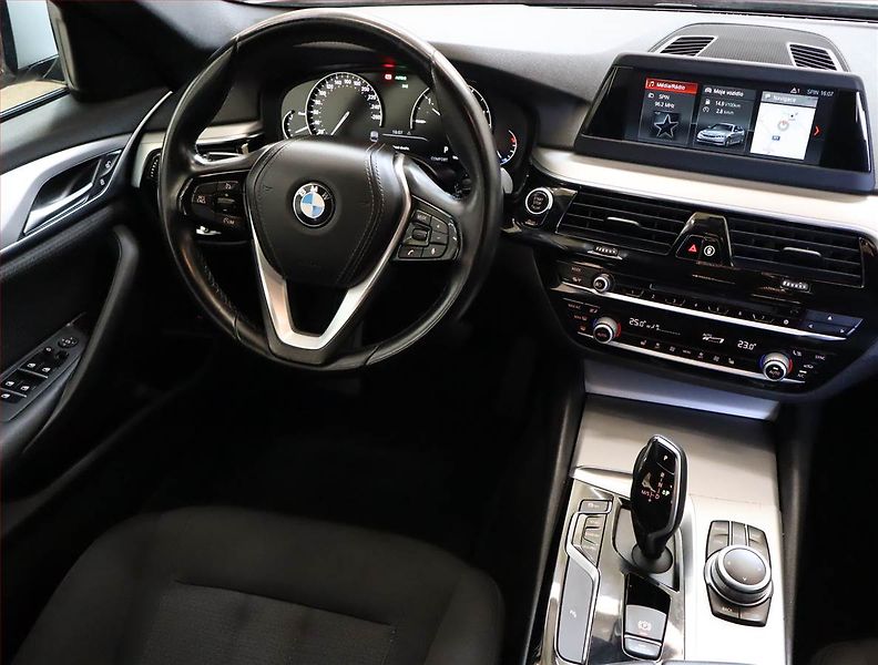 BMW Řada 5 (2018) Luxury Line 520d xDrive, 4X4 - fotka 7 z 25