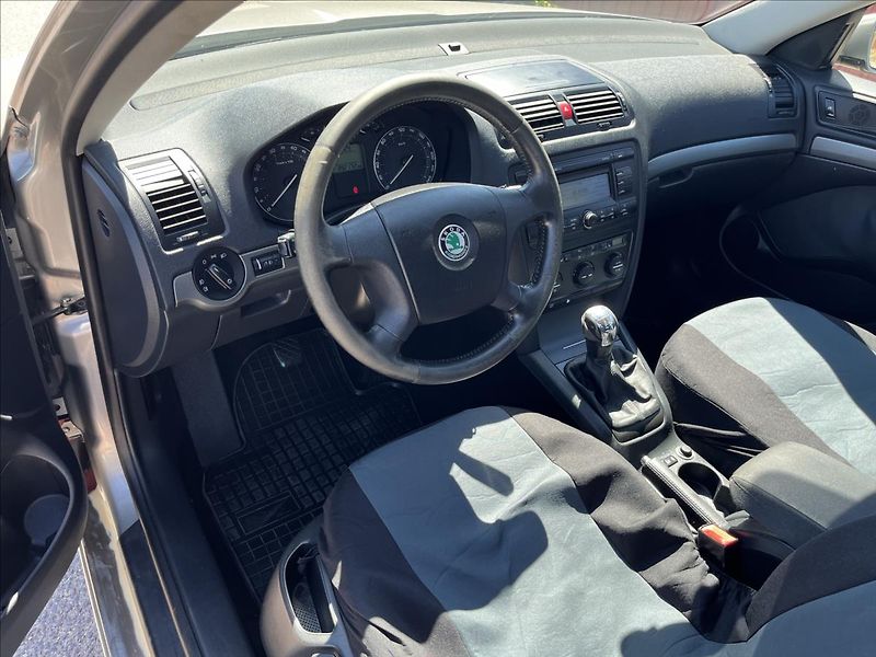 Škoda Octavia 1,6 FSi KLIMA TAŽNÉ  STK 6/28 - fotka 9 z 27