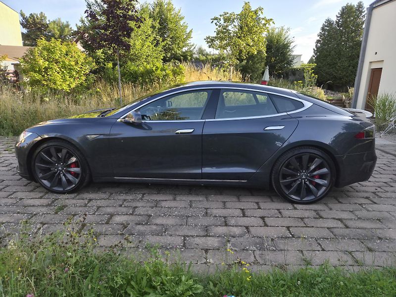 Tesla Model S (2016) P85D - fotka 4 z 16