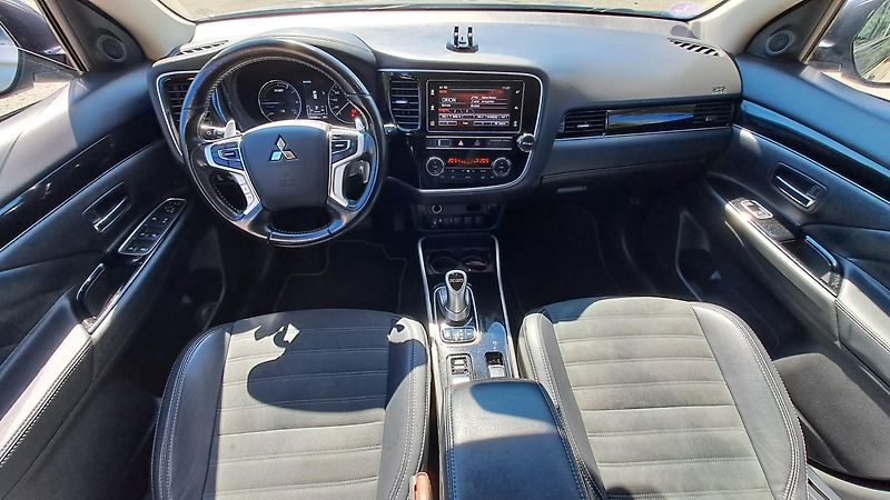 Mitsubishi Outlander 2.4 PHEV 4WD Business - fotka 14 z 28