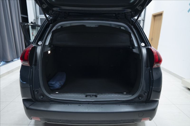 Peugeot 2008 1,2 i 1. AUT. AC VÝHŘEV 1. MAJ - fotka 35 z 36