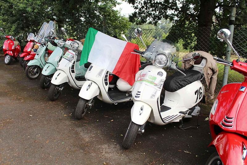 Sraz majitelů italských skútrů Vespa s názvem Vesparáda se v Lovosicích uskutečnil již popáté. Na snímku právě konvoj vyráží na spanilou jízdu.