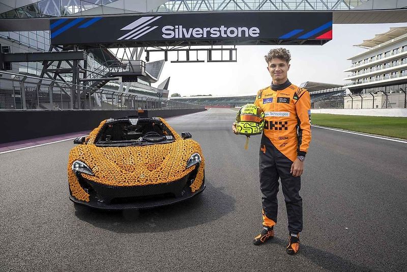 Replika McLarenu P1 v reálné velikosti se skládá z 342 817 dílků, váží přibližně 1220 kilogramů.