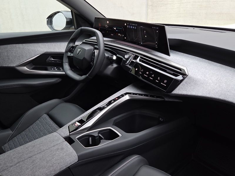 Peugeot 5008 (2025) ALLURE Hybrid 136 e-DSC6 - fotka 14 z 18