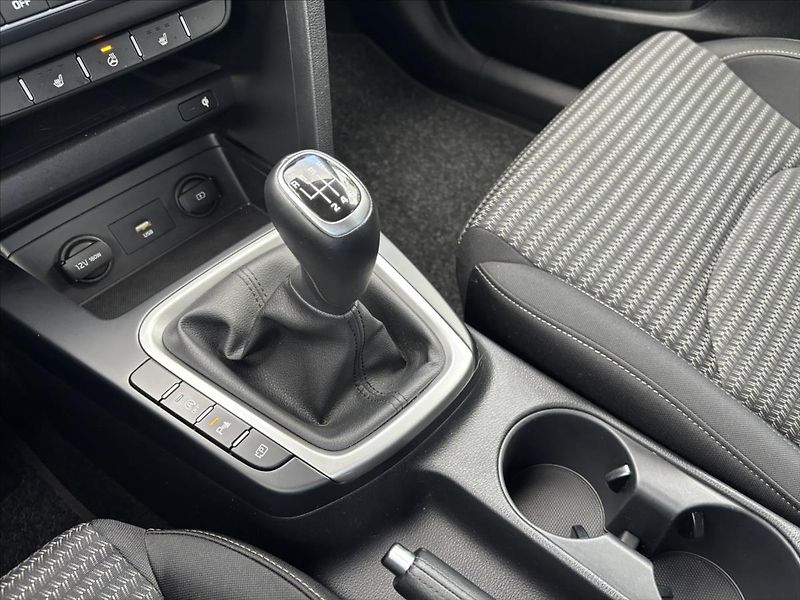 Kia Ceed 1,5 TGDi 118kW TOP ZÁRUKA NAVI - fotka 29 z 40