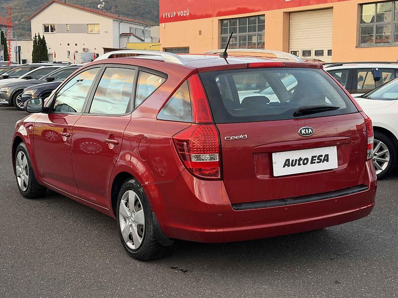 Kia Ceed (2010) 1.4CVVT, ČR, AC, park.čidla - fotka 6 z 16