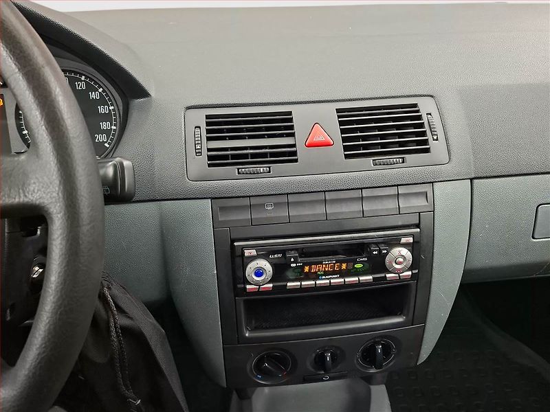 Škoda Fabia (2002) 1.2, nová STK, oblíbený vůz - fotka 12 z 13