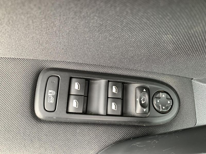 Peugeot 508 SW 2.0HDi PANORAMA NAVI KLIMA - fotka 13 z 45