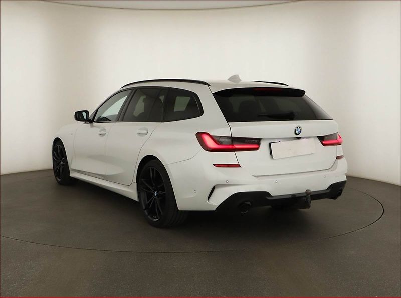 BMW Řada 3 (2021) M Sport 320 d xDrive - fotka 4 z 21