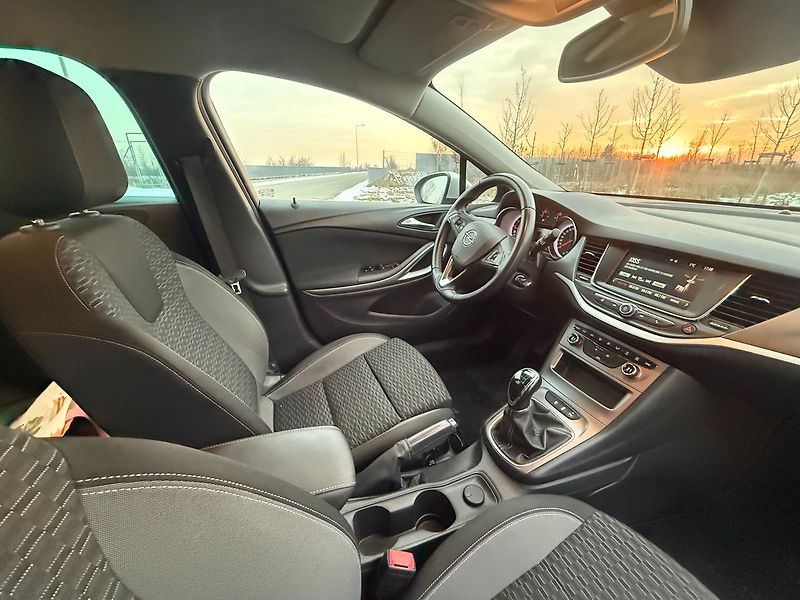 Opel Astra 1,2  81 kW SPORTS TOURER - fotka 11 z 18